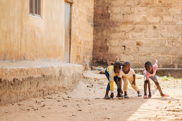 Niños africanos de tiro completo jugando juntos