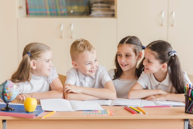 Niños alegres conversando durante la lección