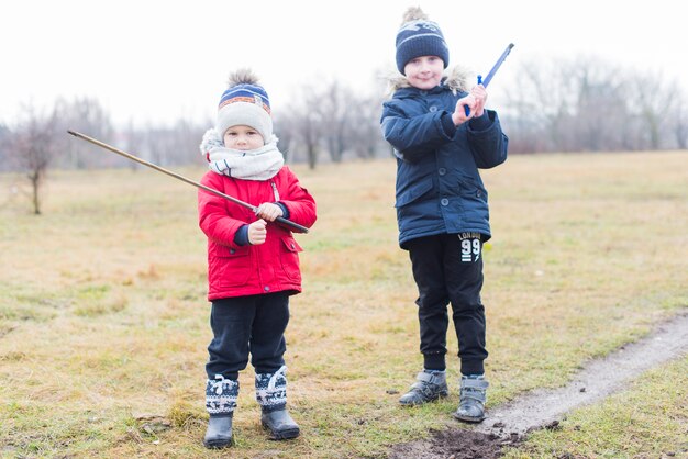 Niños alegres jugando al aire libre