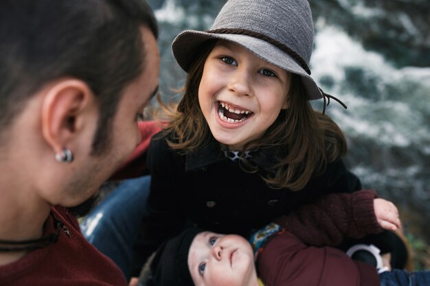 Niños alegres con padre