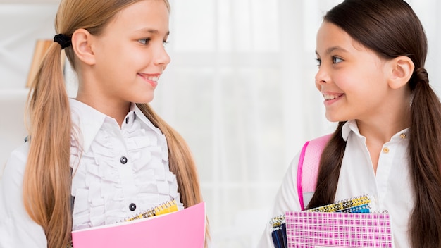 Niños alegres sonriendo el uno al otro