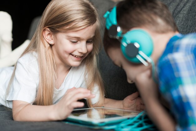 Niños alegres con tablet