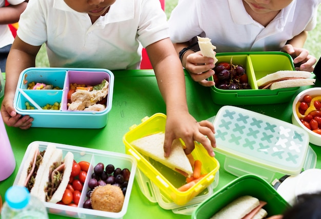 Niños almorzando en la escuela primaria.