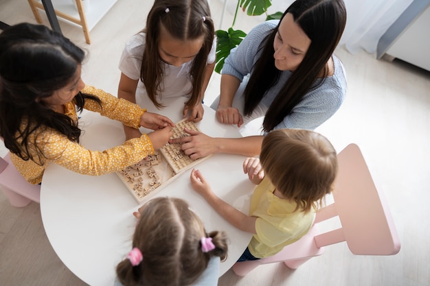 Niños de alto ángulo aprendiendo con juguetes.