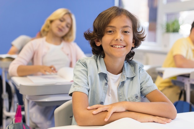 Foto gratuita niños de alto ángulo en el aula