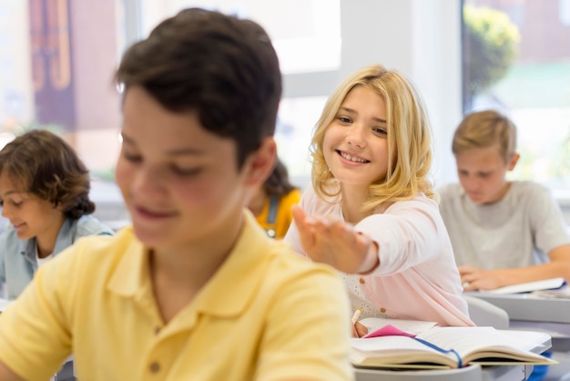 Foto gratuita niños de alto ángulo en clase