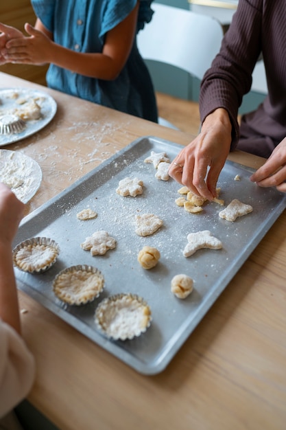 Niños de alto ángulo cocinando en la cocina