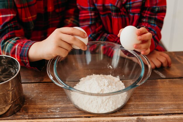 Niños de alto ángulo cocinando juntos en casa