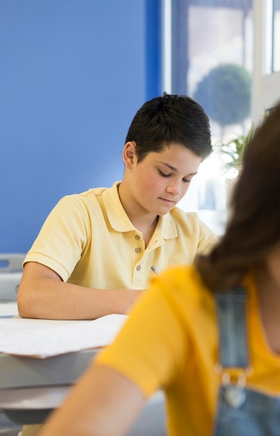 Foto gratuita niños de alto ángulo concentrados en clase