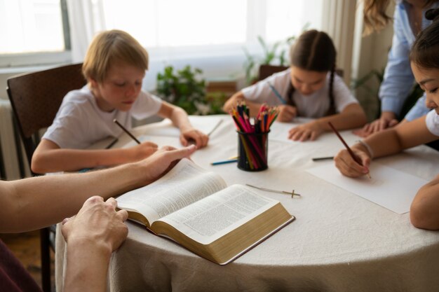 Niños de alto ángulo dibujando en la mesa