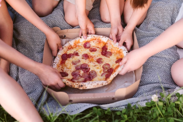 Niños de alto ángulo disfrutando de una pizza