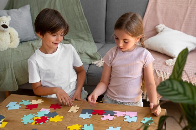 Niños de alto ángulo haciendo rompecabezas juntos