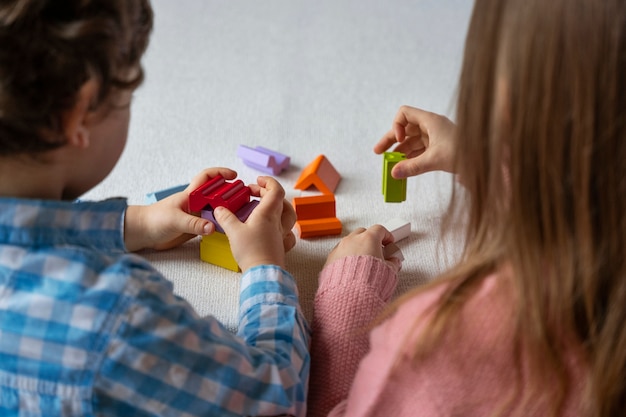 Foto gratuita niños de alto ángulo jugando juegos de memoria