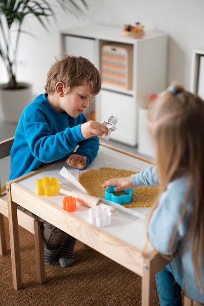 Niños de alto ángulo jugando juntos en la mesa