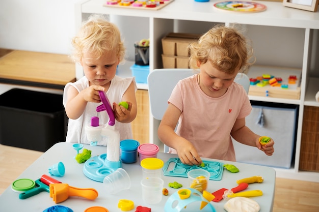 Niños de alto ángulo jugando juntos