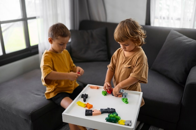 Niños de alto ángulo jugando juntos