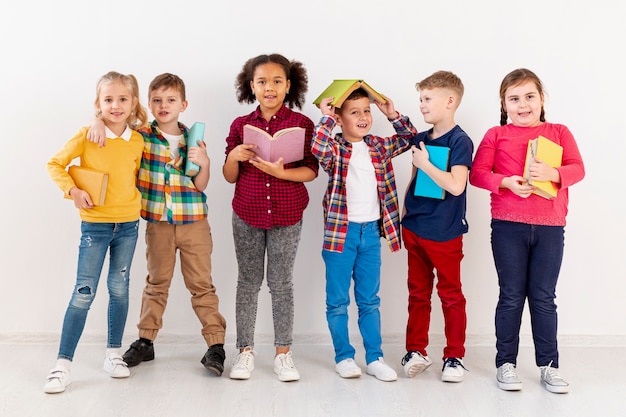 Niños de alto ángulo con libros