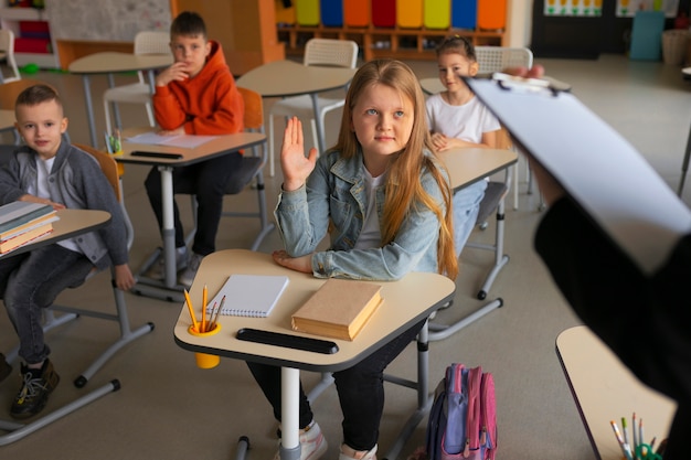 Niños de alto ángulo pasando tiempo en la escuela.