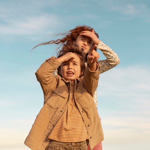 Niños de ángulo bajo al aire libre