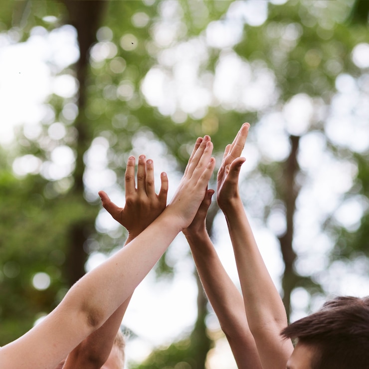 Foto gratuito niños de bajo ángulo de alto fiving