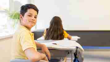 Foto gratuita niños de ángulo bajo en clase