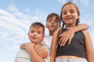 Foto gratuita niños de ángulo bajo divirtiéndose en la playa.