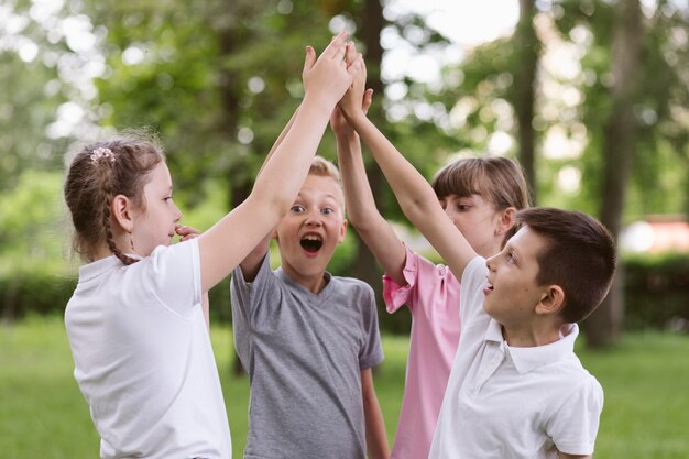 Niños animando antes de jugar un juego.