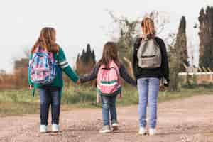 Foto gratuita niños anónimos caminando a la escuela