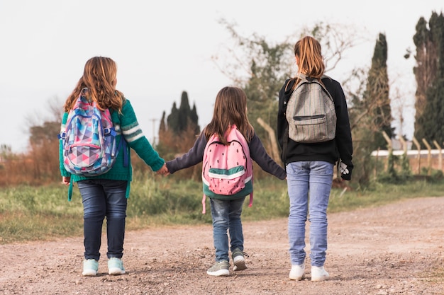 Niños anónimos caminando a la escuela