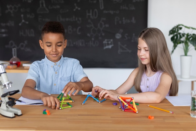 Foto gratuita los niños aprenden más sobre química en clase.