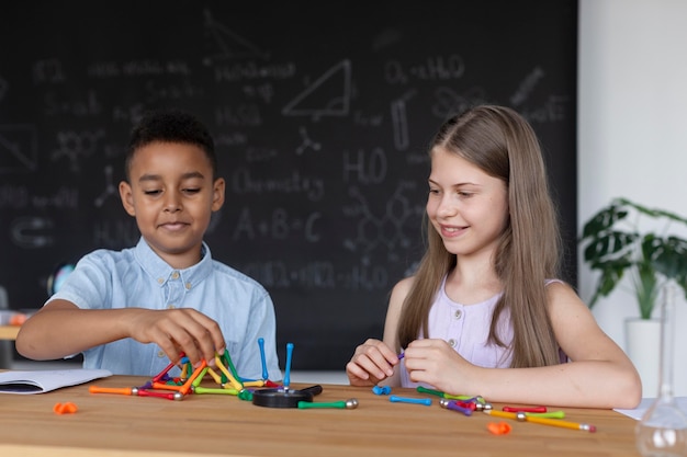 Los niños aprenden más sobre química en clase.