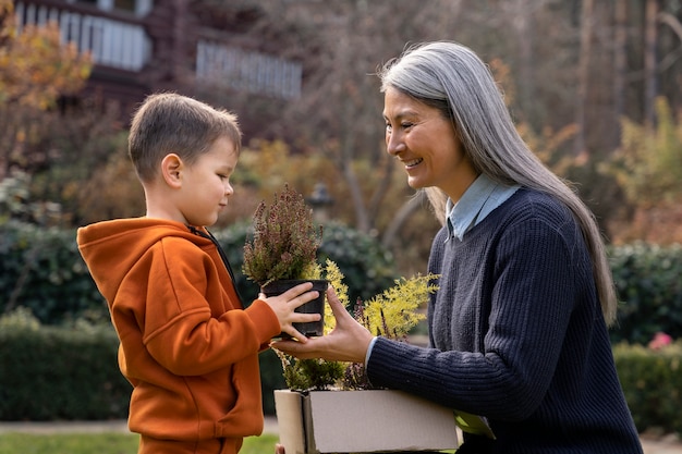 Los niños aprenden sobre el medio ambiente.