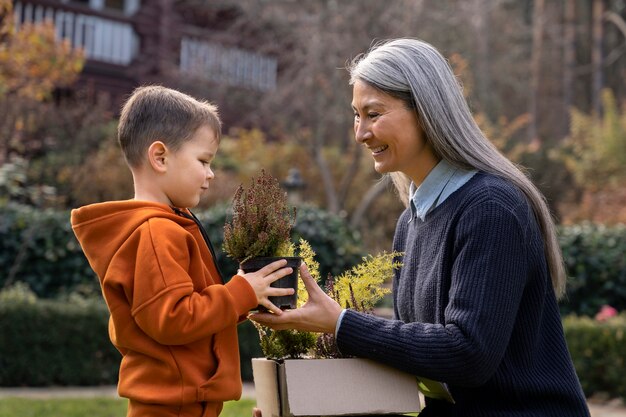 Los niños aprenden sobre el medio ambiente.