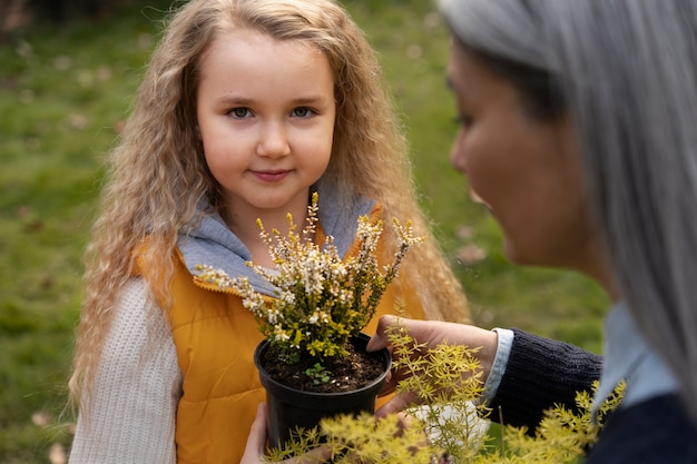 Los niños aprenden sobre el medio ambiente.