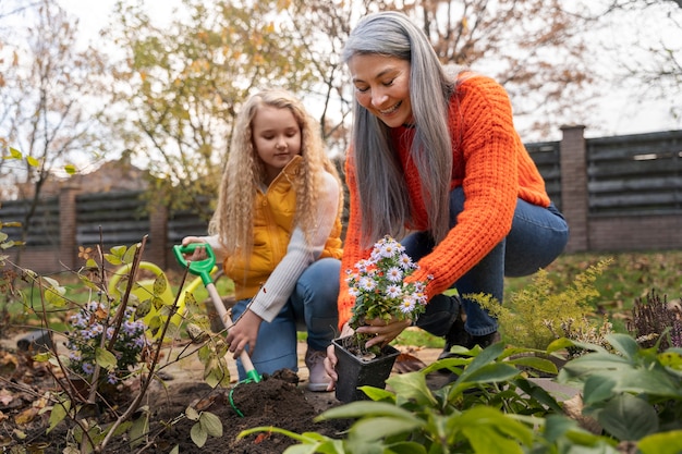 Los niños aprenden sobre el medio ambiente.