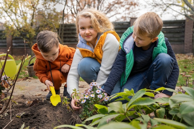 Los niños aprenden sobre el medio ambiente.