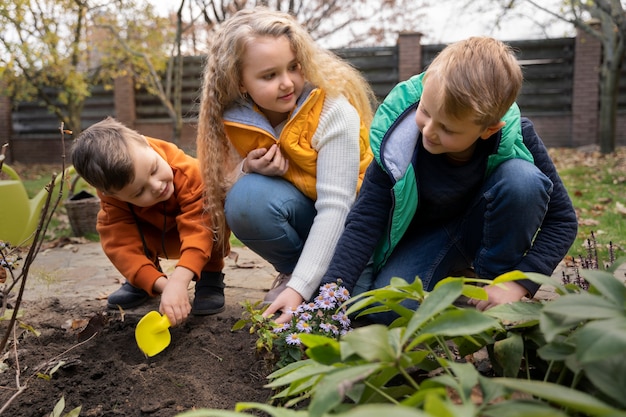 Foto gratuita los niños aprenden sobre el medio ambiente.