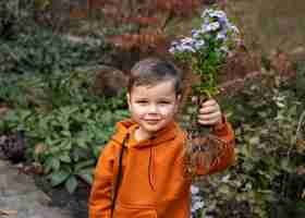 Foto gratuita los niños aprenden sobre el medio ambiente.