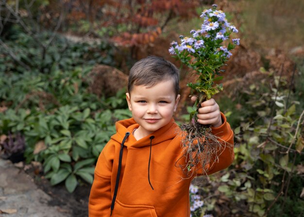 Los niños aprenden sobre el medio ambiente.