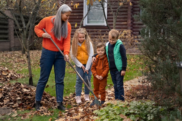 Los niños aprenden sobre el medio ambiente.