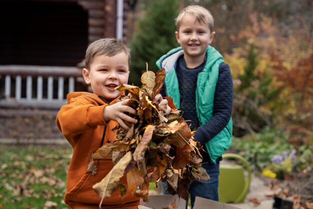 Los niños aprenden sobre el medio ambiente.