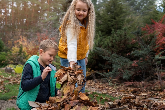 Foto gratuita los niños aprenden sobre el medio ambiente.