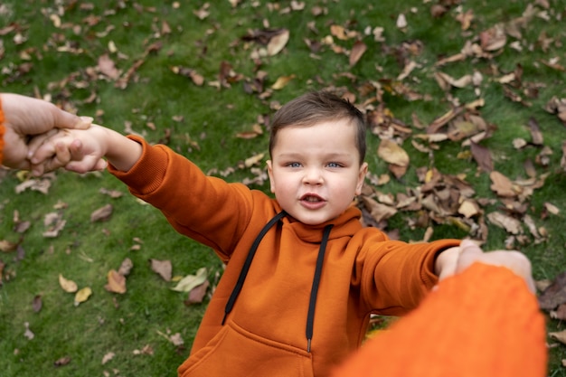 Los niños aprenden sobre el medio ambiente.