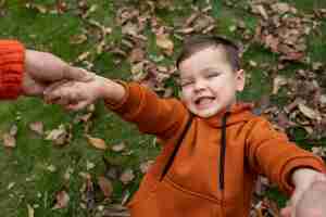 Foto gratuita los niños aprenden sobre el medio ambiente.