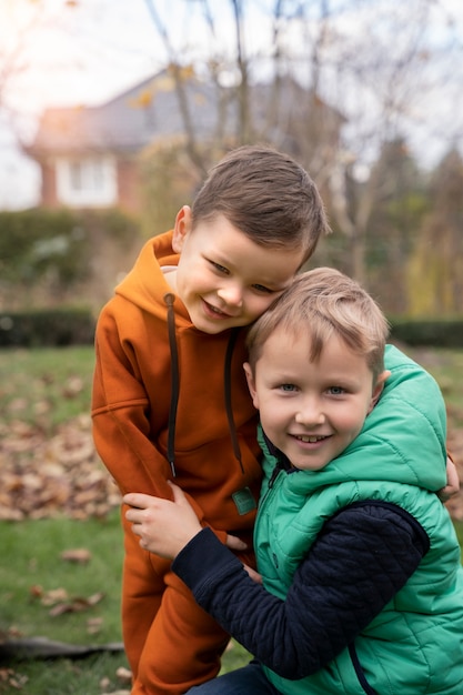 Los niños aprenden sobre el medio ambiente.