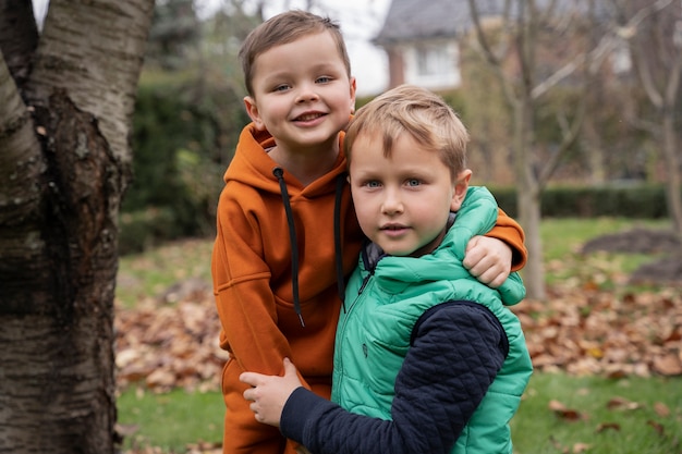 Los niños aprenden sobre el medio ambiente.