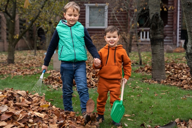 Los niños aprenden sobre el medio ambiente.