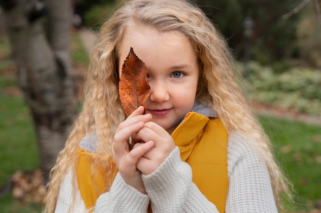 Los niños aprenden sobre el medio ambiente.