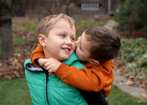 Los niños aprenden sobre el medio ambiente.