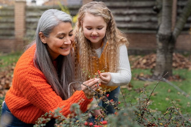 Los niños aprenden sobre el medio ambiente.